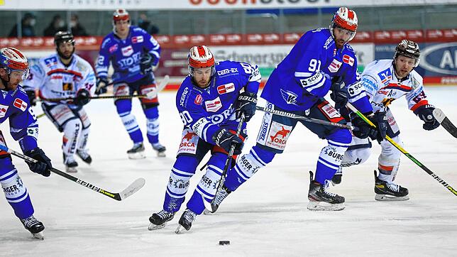 Tylor Spink (mitte) zeigte gegen Iserlohn ein überragendes Spiel. Er erzielte den 2:2-Ausgleichstreffer und gab die Vorlage zum ...