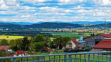 Der Blick vom Wasserhochbehälter der Gemeinde Brigachtal über den Bauernhof der Familie Hettich Richtung Bad Dürrheim. Bilder: ...