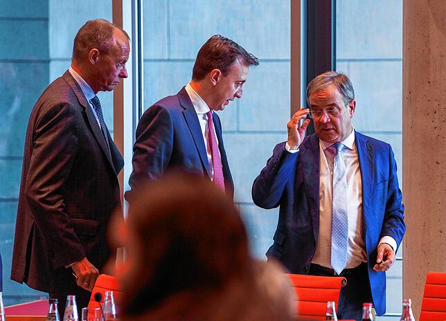 Armin Laschet (rechts) verlässt mit CDU-Generalsekretär Paul Ziemiak und Friedrich Merz das NRW-Landesgruppentreffen im Berliner Bundestag.