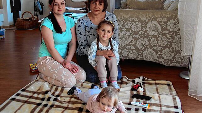 Im Haus von Yaroslava Baumann (rechts) lebt derzeit die aus der Ukraine geflüchtete Maria Hrabovetska mit ihren Töchtern Alina und ...