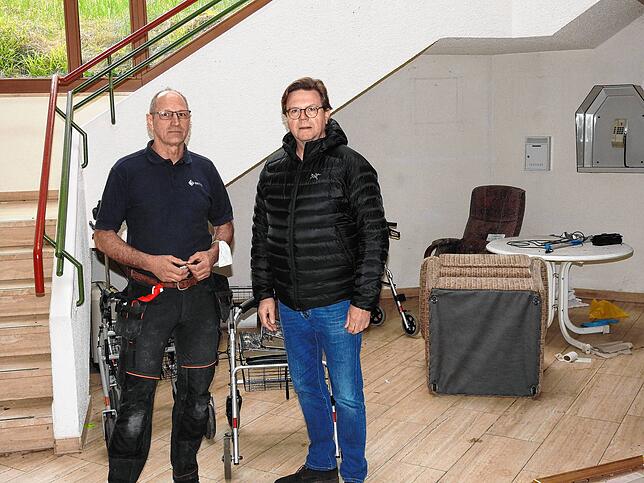 Hausmeister Helmut Maschefski und Bauunternehmer Claus Schleith (von links) beim Rundgang durch den Matthias-Claudius-Altbau im ...