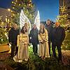 Himmlischer Anbilck: Das Orga-Team Adventsmarkt (von links) Mark Asprion, Stephanie Lovisi und Lidija Tomic, eröffnete mit dem ...