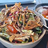 Fattousch: Blattsalate, Gurken, Tomaten, Radieschen, Petersilie, Paprika, Minze, Karotten, Kohl, Zwiebeln, Gewürzbrotrollen und ...