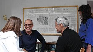 Der Künstler Reinhold Adt (Zweiter von links) im Gespräch mit Gästen in der aktuellen Ausstellung in der Galerie Vayhinger. Foto: ...