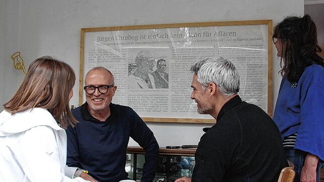 Der Künstler Reinhold Adt (Zweiter von links) im Gespräch mit Gästen in der aktuellen Ausstellung in der Galerie Vayhinger. Foto: ...