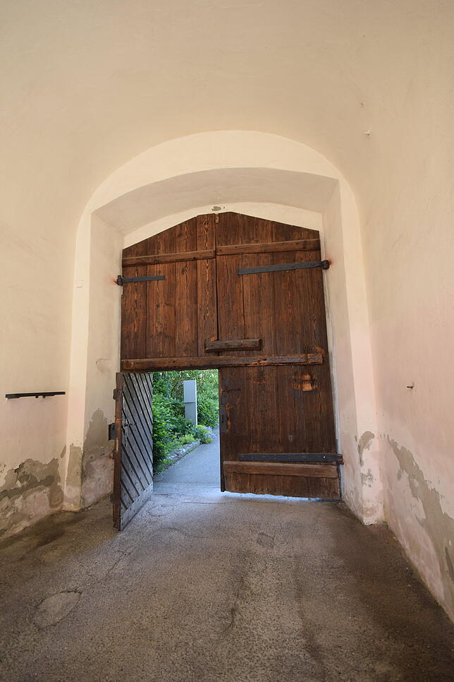 Durch dieses mächtige Portal, von dem sich auch nur eine eingelassene Tür öffnen lässt, geht es in den Schloss-Hof hinein oder heraus.