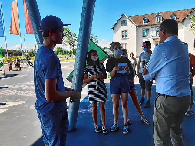 De jungen Klima-Aktivitsten suchten das Gespräch mit Oberbürgermeister Uli Burchardt.