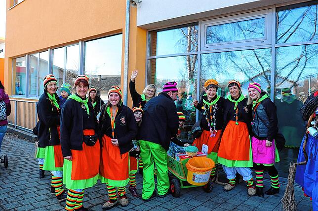Für diese fröhlichen Närrinen in Riedböhringen bedeutet Fastnacht Lebensfreude pur. Bild: Birgit Greif
