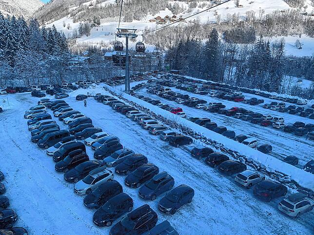 Der Parkplatz der Talstation in Mellau war bereits Samstagmorgen gut belegt.