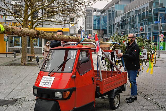 Mit einer Ape wird der Narrenbaum transportiert.