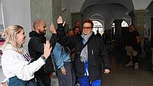 (Archivbild) Vor dem und im Rathaus protestieren am 26. Oktober Mitarbeiter der Konstanzer Kulturinstitutionen: Sie befürchteten ...