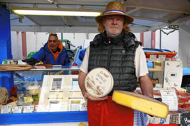Parallel zum Frühlingsfest findet der Wochenmarkt statt, wo es Leckeres zu kaufen gibt – zum Beispiel Käse und Baguette.