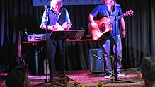 Immer im Duo: Jeannot und Christian Weißenberger (von links) sind die singenden und musizierenden Knaschtbrüder aus Schopfheim. Foto: ...