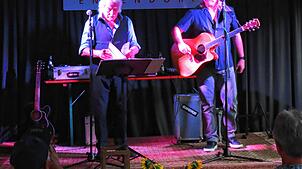 Immer im Duo: Jeannot und Christian Weißenberger (von links) sind die singenden und musizierenden Knaschtbrüder aus Schopfheim. Foto: ...