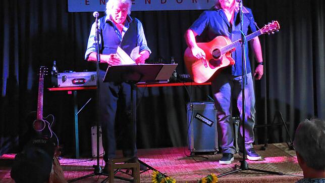 Immer im Duo: Jeannot und Christian Weißenberger (von links) sind die singenden und musizierenden Knaschtbrüder aus Schopfheim. Foto: ...