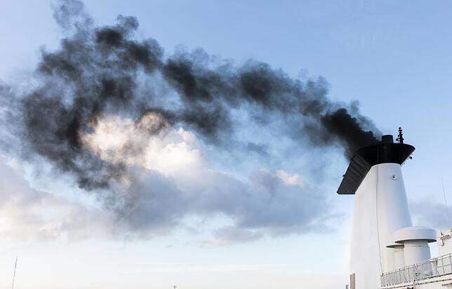 Typischer Kraftstoff für Schiffsmotoren ist Schweröl, das aus Rohöl gewonnen und mit Dieselöl gemischt wird. Das bringt einen hohen ...