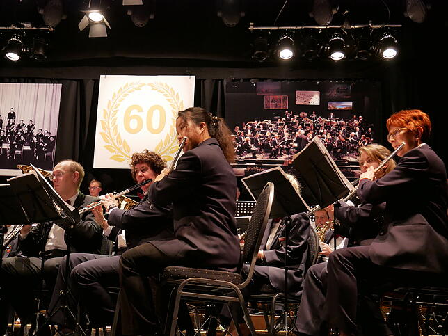 Die Stadtmusik Bad Säckingen gab am Wochenende im Gloria-Theater ihr 60. Konzert, im Hintergrund Bilder der früheren Orchester.