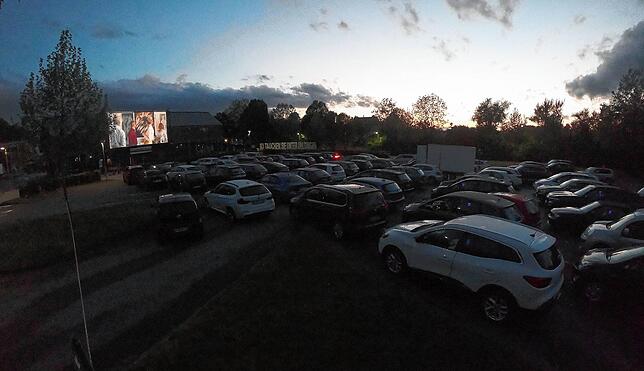 Hier ein Eindruck vom zweiten Kinoabend auf dem Parkplatz am Welterbesaal. Erneut hatten viele Besucher den Weg dorthin gefunden.