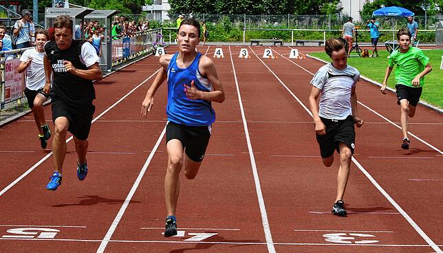 Nicht schlecht: Luan Kummle (blaues Trikot) ist auch über 100 Meter stark. Der Wehrer lief beim Meeting in Zofingen den Sprint unter ...