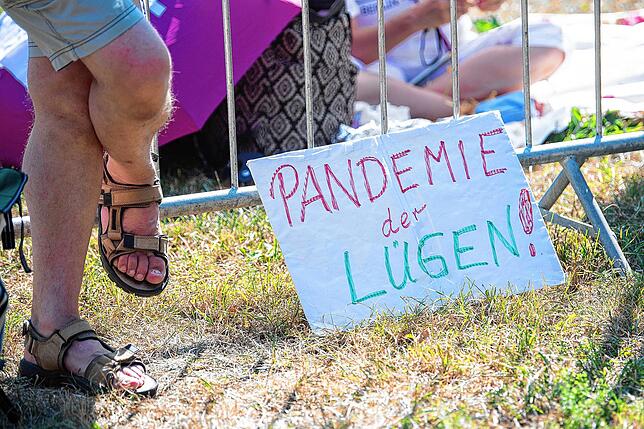Ein Schild mit der Aufschrift „Pandemie der Lügen“steht während einer Kundgebung von „Querdenken 711“ im ...