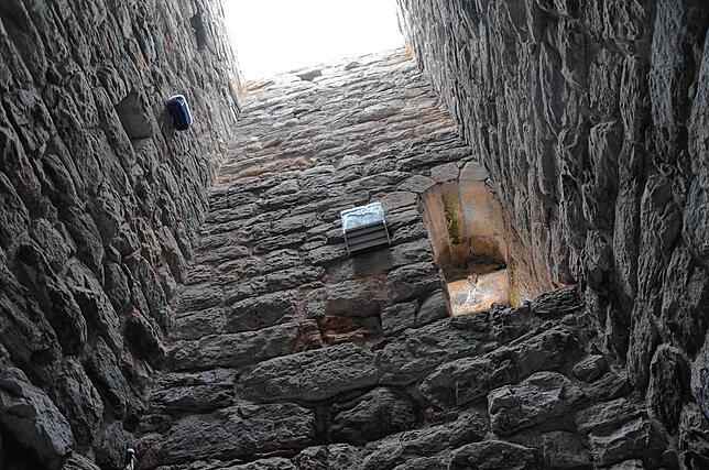 Blick nach oben im Nordturm der Ruine Roggenbach mit einigen Fledermausersatzquartieren.