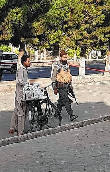 Khodadad Ataiy versucht erneut, zum Flughafen in Kabul zu gelangen, unterwegs sieht er Taliban, die die Straßen patrouillieren, wie er ...
