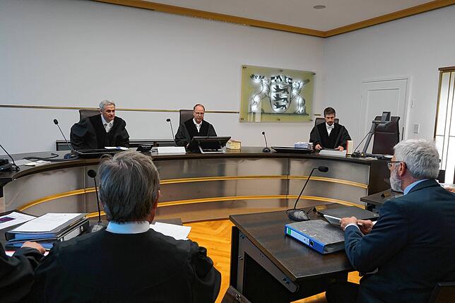 Am Donnerstag verhandelte der 1. Senat des Verwaltungsgerichtshofs Mannheim unter dem Vorsitz seines Präsidenten Volker Ellenberger ...