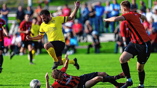 Vergeblich versuchte der FC Bodman-Ludwigshafen (Leon Gruber, unten, und Sven Weiske, rechts) den FC Öhningen-Gaienhofen (Daniel Fiore ...