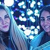 Vanessa Heun und Yeliz Caliskan &ndash; hier in der Installation &bdquo;Glockenspiel&ldquo; &ndash; besuchen direkt am Eröffnungstag den ...
