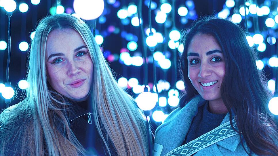 Vanessa Heun und Yeliz Caliskan – hier in der Installation „Glockenspiel“ – besuchen direkt am Eröffnungstag den ...