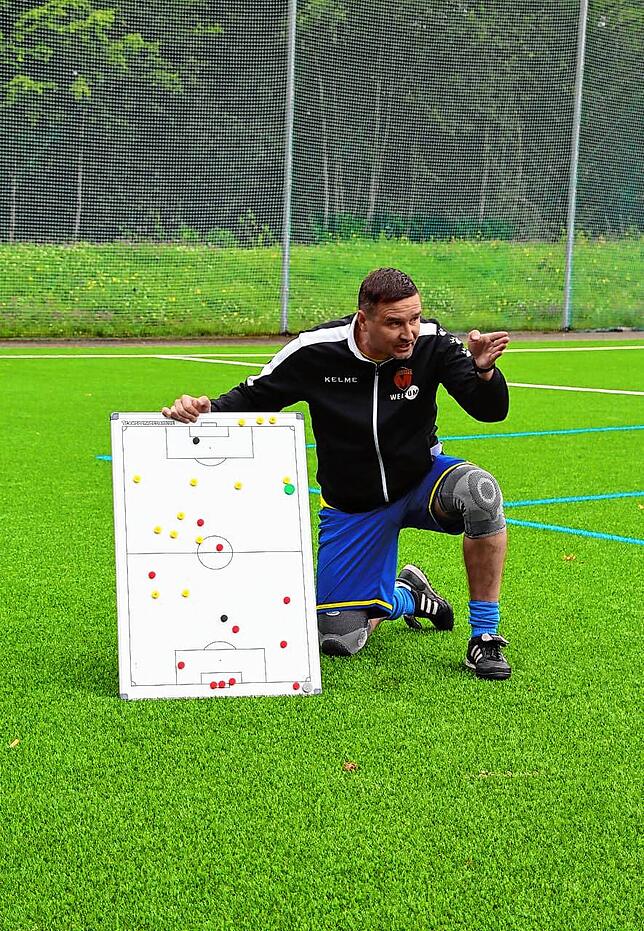 Oleksandr Hubriienko, Trainer der ukrainischen Mannschaft des VfB Villingen, an der Taktiktafel