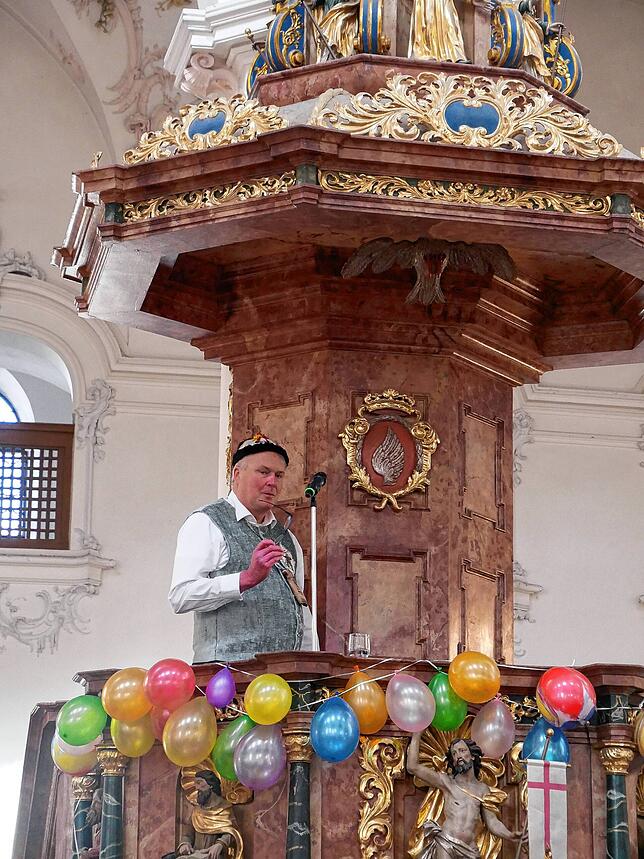 Zunftmeister Rolf Meyer bei seiner närrischen Laudatio zu Ehren des Dekans.