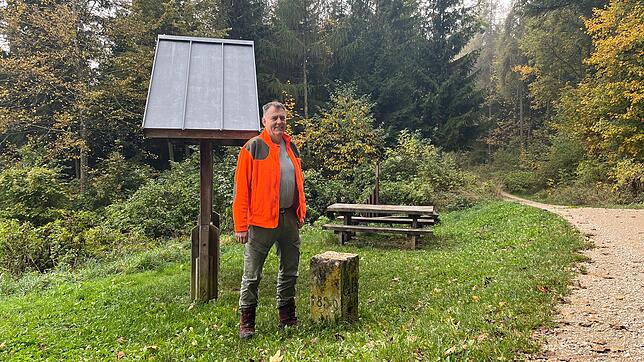 Urs von Burg steht neben dem „Schwarz Stein“, dem nördlichsten Grenzstein der Schweiz. Er markiert auch das Ende der Zuständigkeit von ...