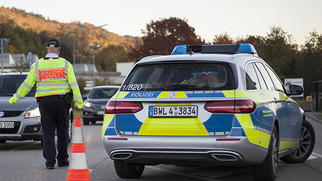Die Polizei sagt Rasern und Autoposern den Kampf an: Künftig können Bürger Autofahrer per Email melden, wenn sie unangepasste Fahrweise ...