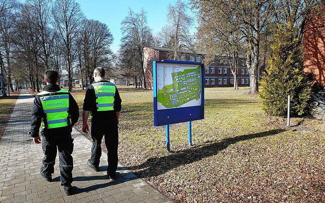 Mitarbeiter einer Sicherheitsfirma laufen über das Gelände der Landeserstaufnahmestellen (LEA) in Sigmaringen.
