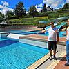Sohn und Vater, Sebastian und Dieter Gleichauf, zeigen die Stelle, an der es zum Badeunfall kam. Die Schwimmmeister betreiben das ...