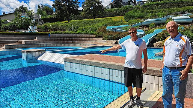 Sohn und Vater, Sebastian und Dieter Gleichauf, zeigen die Stelle, an der es zum Badeunfall kam. Die Schwimmmeister betreiben das ...