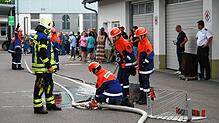 Die Jugendfeuerwehr unter Leitung von Dietmar Schelshorn demonstriert den Besuchern einen Löschangriff