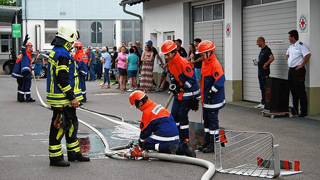 Die Jugendfeuerwehr unter Leitung von Dietmar Schelshorn demonstriert den Besuchern einen Löschangriff