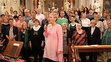 Chorleiterin Angelika Rehaag (vorne Mitte) stellte beim Abschlusskonzert in der Inzigkofer Klosterkirche den Inhalt der Gospels vor.