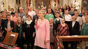 Chorleiterin Angelika Rehaag (vorne Mitte) stellte beim Abschlusskonzert in der Inzigkofer Klosterkirche den Inhalt der Gospels vor.