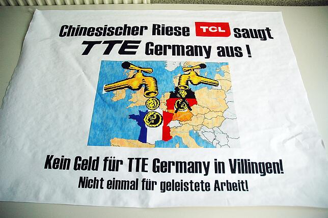 Mit solchen Bannern wandten sich die Mitarbeiter gegen den chinesischen Mutterkonzern.
