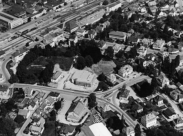 Das damals Postgebäude ist hier in der Bildmitte. Oben der Bahnhof und die Kreuzung rechts in der Mitte ist heute der Linde-Kreisel. Das ...