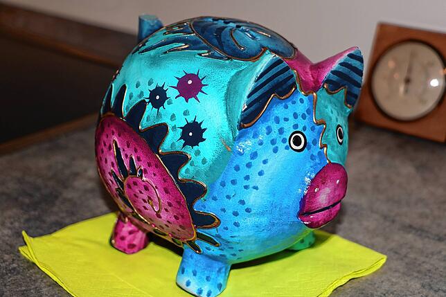 Dieses Sparschwein steht im Gemeinschaftsraum der freiwilligen Hausgemeinschaft.