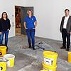 An der Hans-Thoma-Schule tut sich was. Architektin Yvonne Reich (links), Schulleiterin Janine Regel-Zachmann und Bürgermeister Ulrich ...