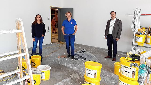 An der Hans-Thoma-Schule tut sich was. Architektin Yvonne Reich (links), Schulleiterin Janine Regel-Zachmann und Bürgermeister Ulrich ...