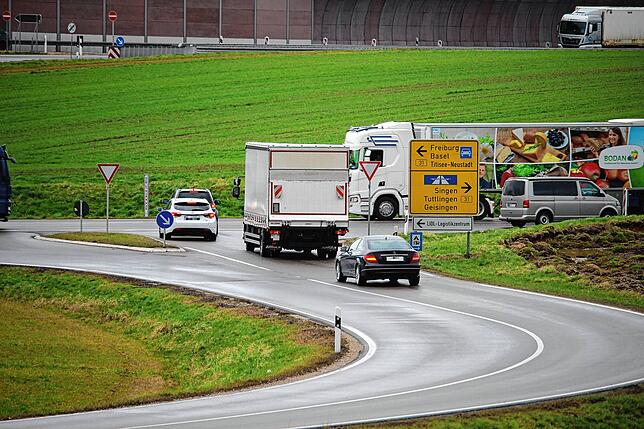 Hier muss jetzt länger gewartet werden: Der Verkehr aus Richtung Blumberg wird an dieser Stelle auf die B31 geführt.