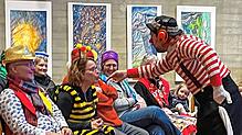 Owingens Pfarrer Michael Schauber beweist den Gottesdienstbesuchern als Clown Bobo sein komödiantisches Talent. Bild: Hanspeter Walter