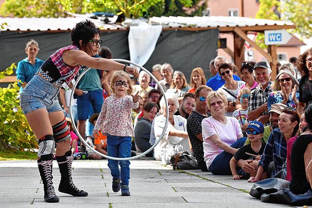Eine Szene vom Bräunlinger Straßenmusiksonntag 2022: Gauklerin La Tanik vor der Stadtkirche.