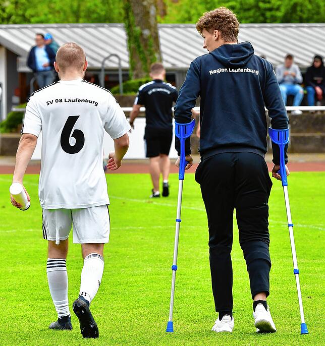 Schwere Zeit: Die Mitspieler – hier Konstantin Heidt in der vergangenen Saison gegen den FC Schlüchttal – kicken und Nico Klein steht ...